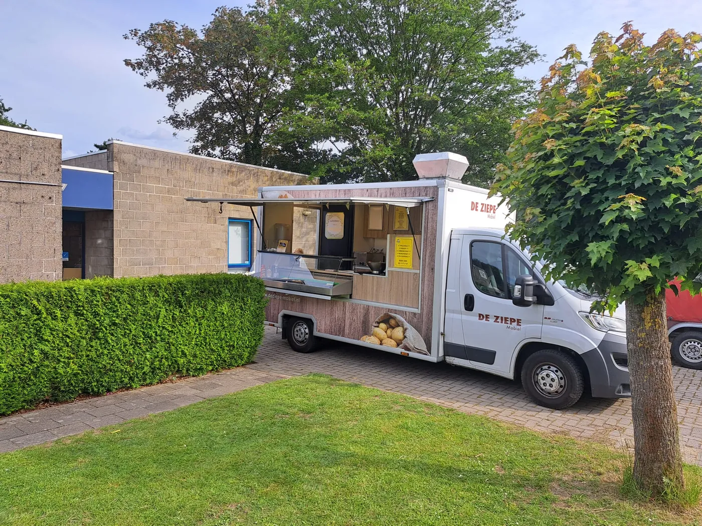 De Ziepe Mobiel — de frietwagen op locatie, hier ingezet bij een bedrijfsfeest