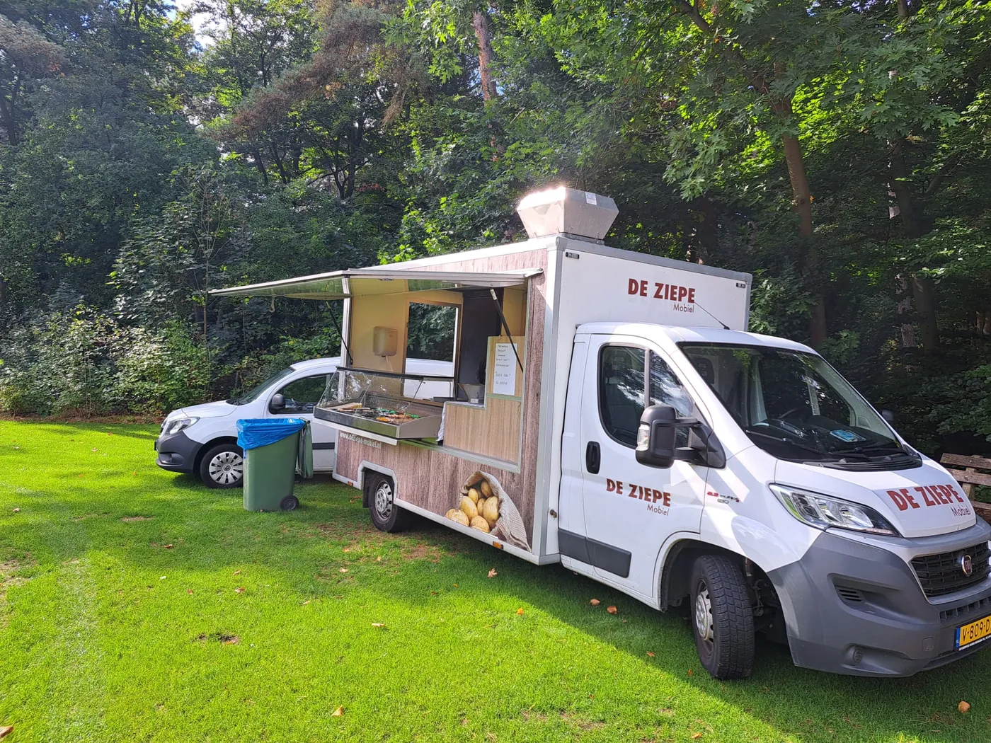 De Ziepe Mobiel — de frietwagen op locatie, hier ingezet bij een vereniging en schoolfeest