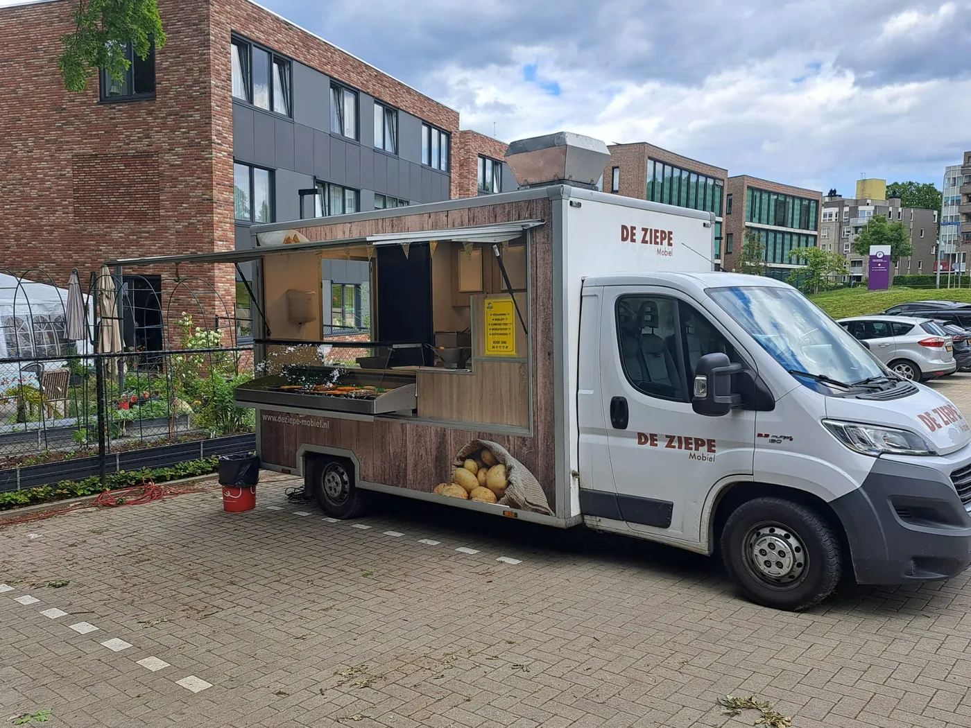De Ziepe Mobiel — de frietwagen op locatie, hier ingezet bij een straat- en buurtfeest