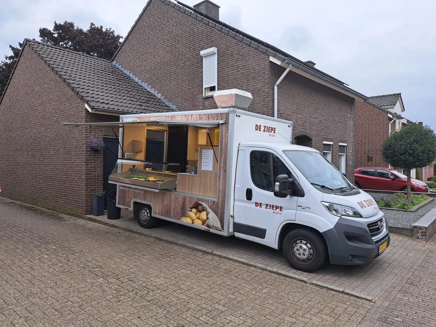 De Ziepe Mobiel — de frietwagen op een oprit bij een woning in Ham