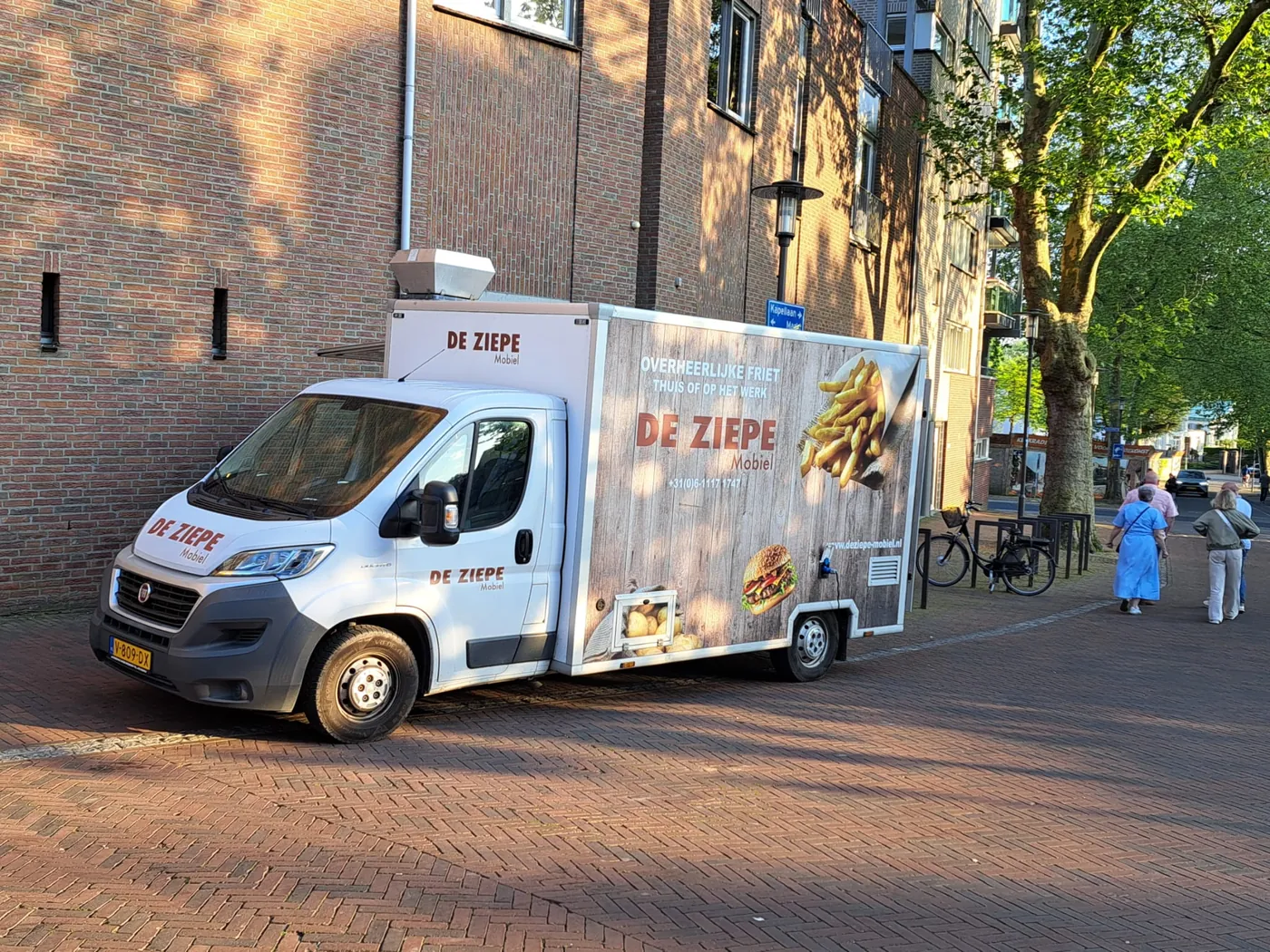 De Ziepe Mobiel — de frietwagen met belettering in Peer